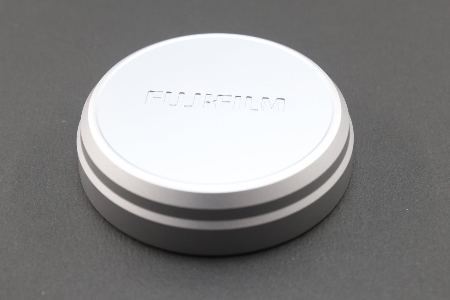 フジフイルム X100VI用レンズキャップ (シルバー)